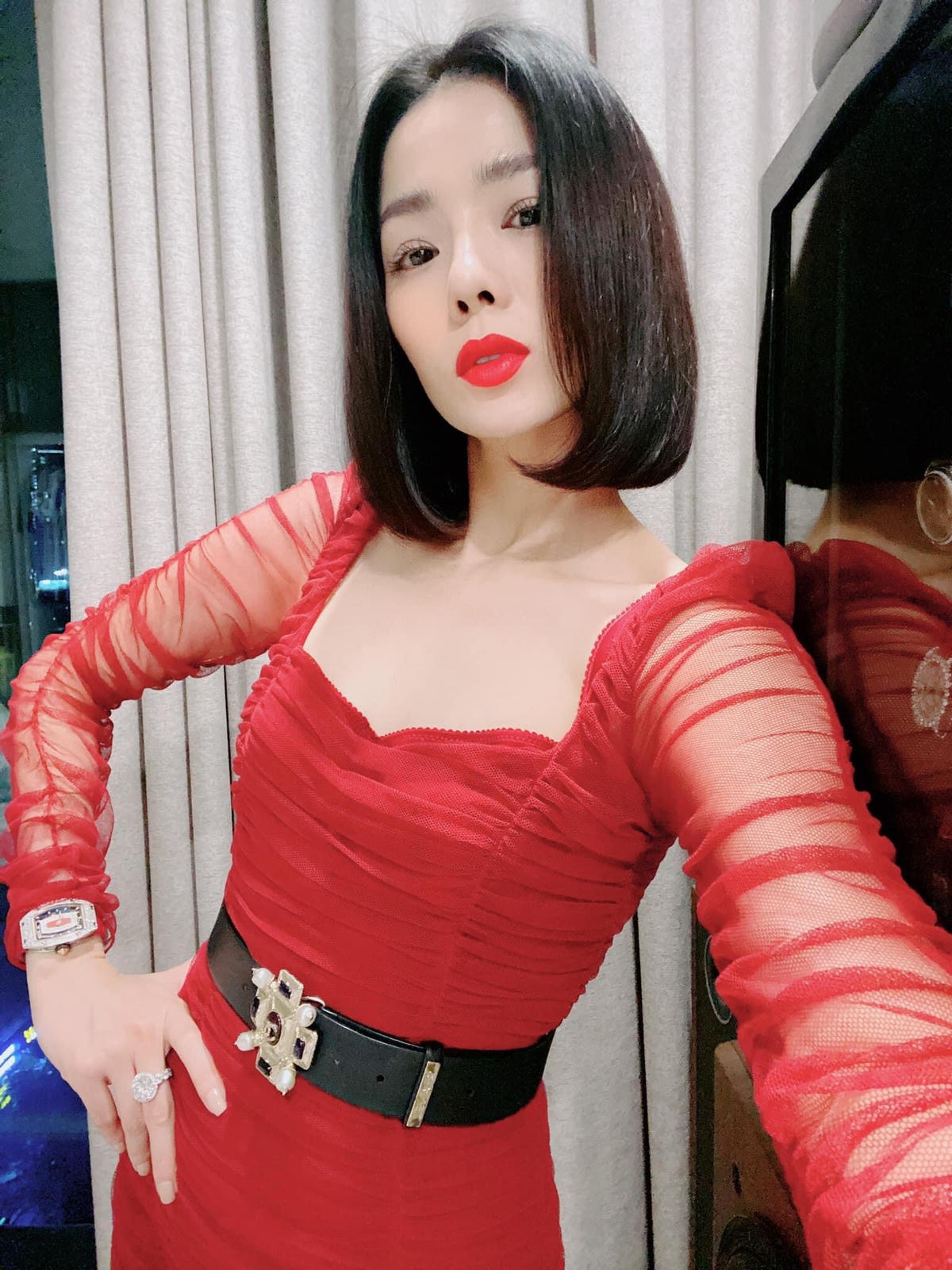 Trước đây, nữ ca sĩ trung thành với những mẫu thiết kế thanh lịch, tôn vinh vẻ quý phái của những quý cô.