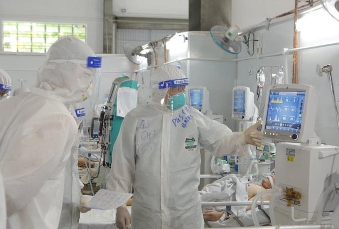 Các bác sĩ hội chẩn bệnh nhân nặng đang điều trị tại Trung tâm hồi sức tích cực người bệnh Covid-19. Ảnh: Thành Dương.