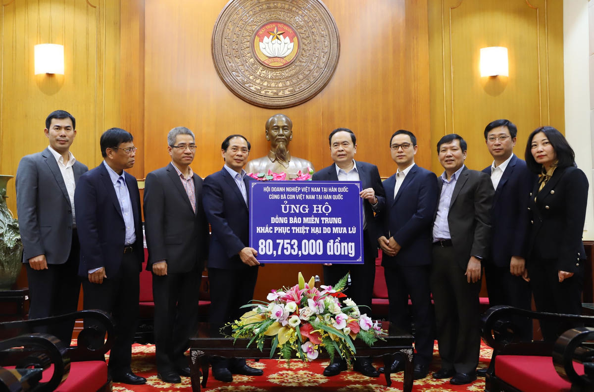 Chủ tịch Trần Thanh Mẫn tiếp nhận ủng hộ từ Hội doanh nghiệp cùng bà con Việt Nam tại Hàn Quốc.