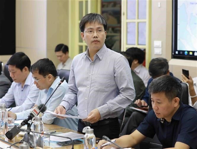 Giám đốc Trung tâm Dự báo Khí tượng thủy văn Mai Văn Khiêm báo cáo về tình hình của bão VAMCO. (Ảnh: Vũ Sinh/TTXVN).