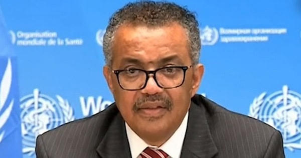 Ông Tedros lau nước mặt trong cuộc họp báo ngày 9/7.