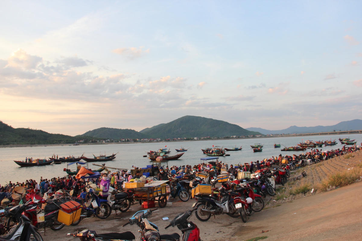 Khoảng 7h sáng, khi mặt trời lên, chợ cá Cồn Gò kết thúc phiên họp.