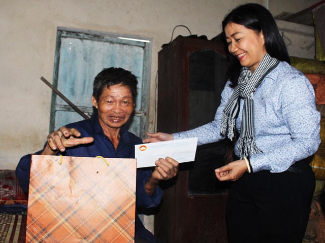 Bà Nguyễn Thị Bạch Mai thăm và tặng quà cho người dân bị ảnh hưởng bởi bão số 5 tại huyện Hải Lăng, tỉnh Quảng Trị.