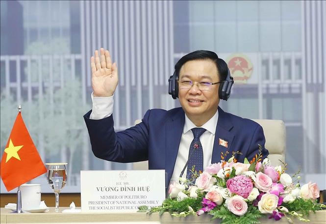 Chủ tịch Quốc hội Vương Đình Huệ chào ngài Abdul Rahman Taib, Chủ tịch Hội đồng lập pháp Brunei Darussalam, Chủ tịch AIPA 2021, sáng 9/6. Ảnh: Doãn Tấn/TTXVN.