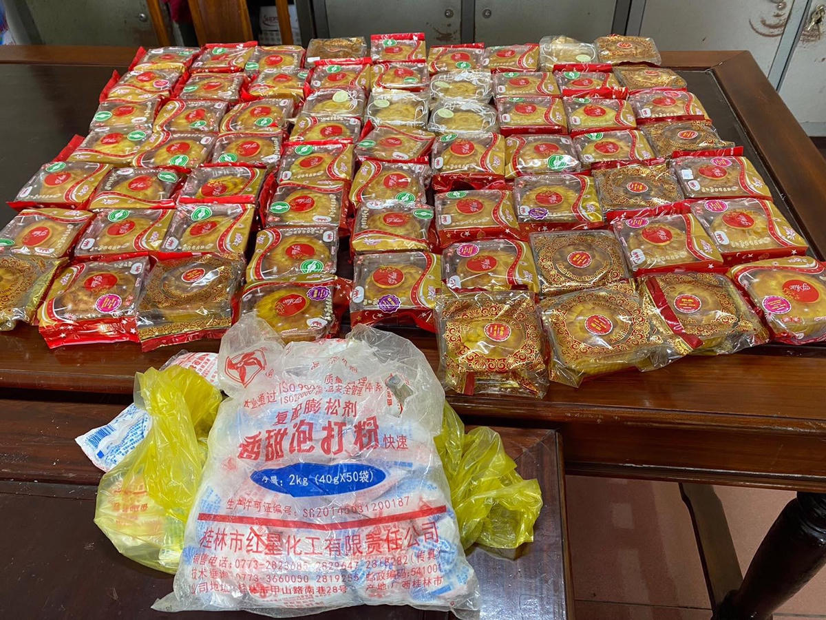 Bao bì đựng nguyên liệu được cơ sở Quân Thịnh sử dụng làm bánh in chữ Trung Quốc. Ảnh: CACL.