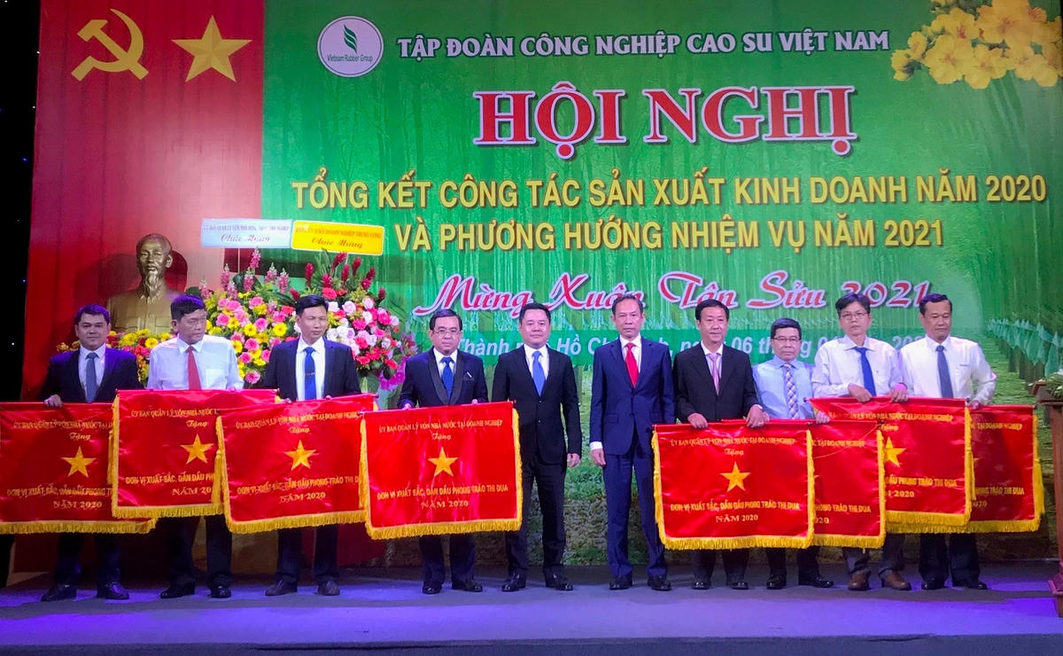 Trao Cờ thi đua cho các đơn vị đạt thành tích xuất sắc trong năm qua.