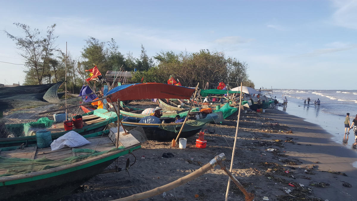Bãi chài là một dải đất hẹp nằm giữa chân sóng và đê biển, thuộc địa bàn xã Hải Đông, Hải Hậu (Nam Định). Cả bãi chỉ có mươi con thuyền neo đậu. Chủ nhân của những con thuyền là những người dân xóm Nam Giang, xã Hải Đông, nằm ngay phía trong đê Quốc gia.