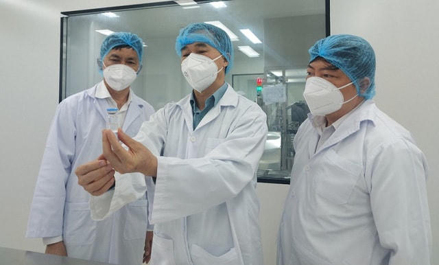 GS.TS Trần Văn Thuấn kiểm tra vaccine của Công ty cổ phần Công nghệ sinh học dược Nanogen.