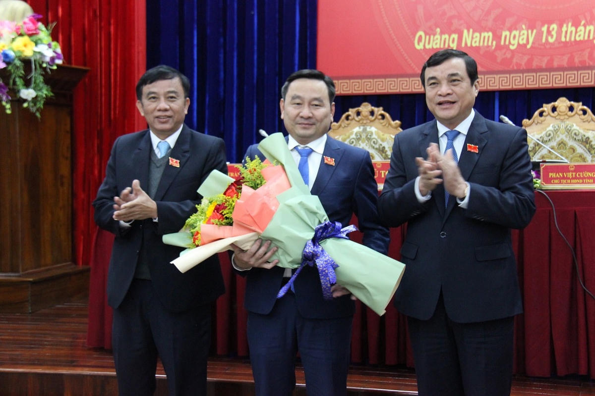 Lãnh đạo tỉnh chúc mừng ông Nguyễn Công Thanh (giữa).