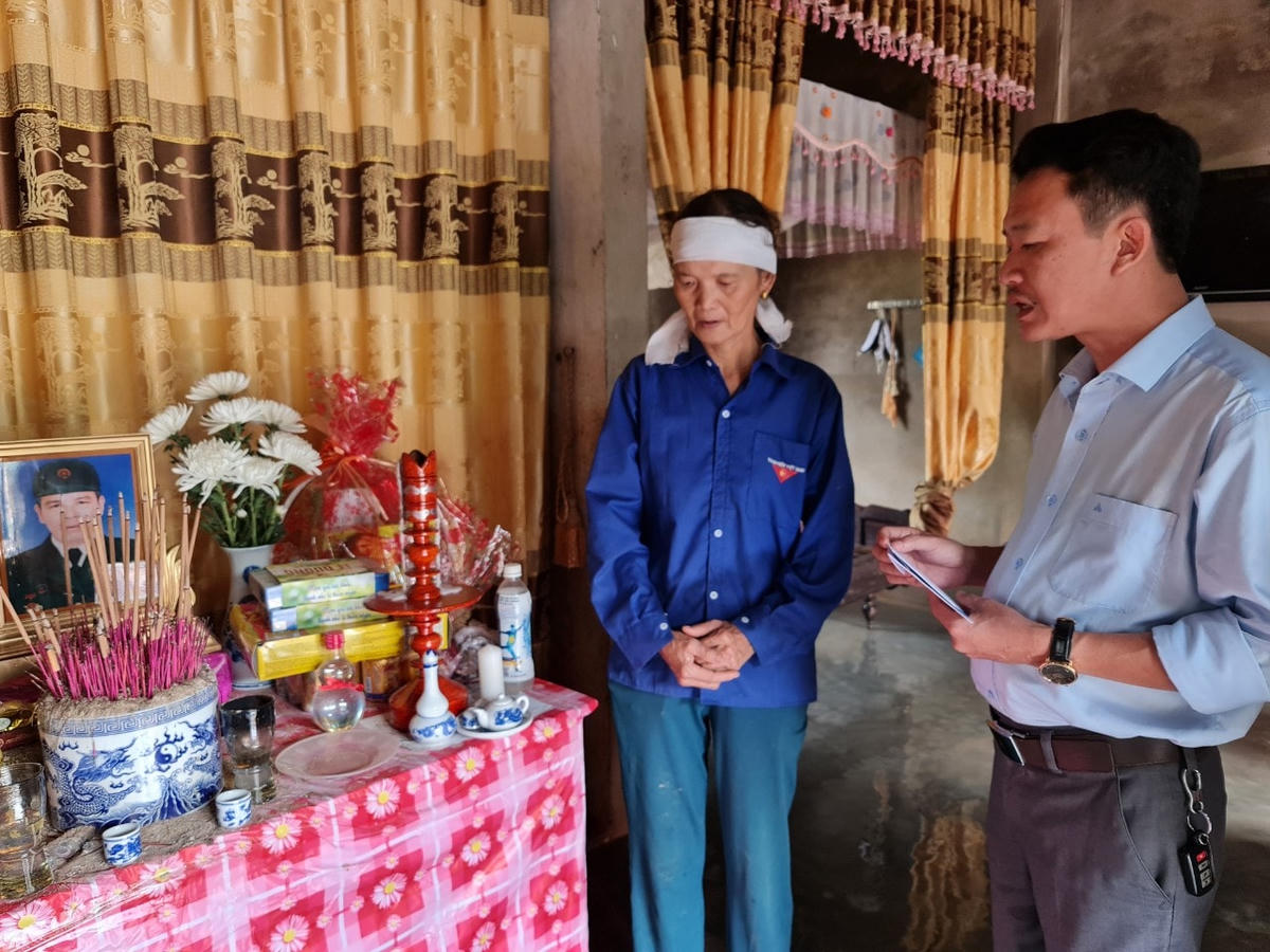 Ông Trần Quang Minh, Phó Chủ tịch Ủy ban MTTQ Việt Nam tỉnh Quảng Bình chia buồn với gia đình ông Hoàng Thái Nhân.