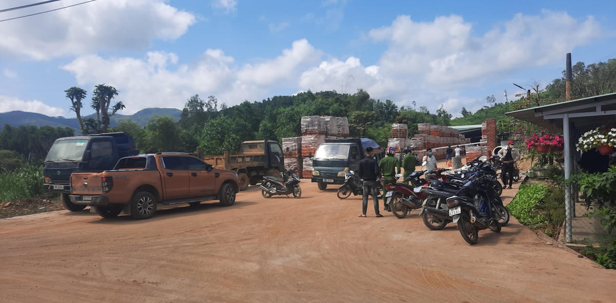 Lực lượng Công an đảm bảo an ninh trật tự trước cổng Công ty gạch tuynen Phú Ninh.
