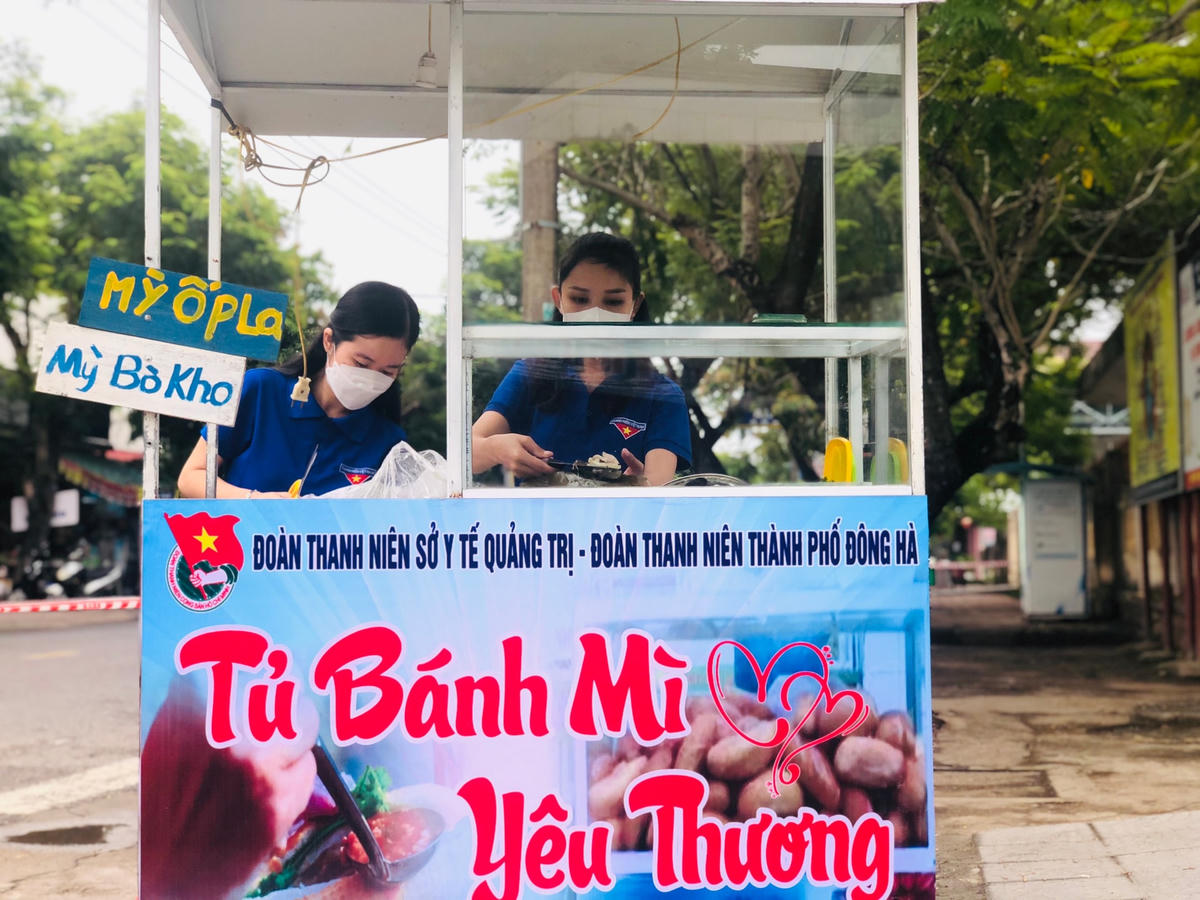 Từ ngày 31/8, Đoàn cơ sở Sở Y tế tỉnh Quảng Trị và Thành đoàn Đông Hà đã triển khai "Tủ bánh mì yêu thương" đặt tại phía Trung tâm Y tế TP Đông Hà.