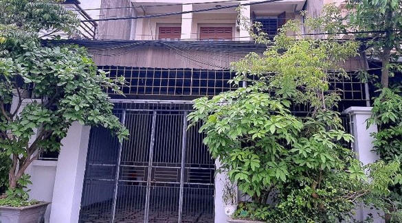 Khi bà V. vừa mở cửa thì bị T. hất chất lỏng nghi là a-xít vào người.