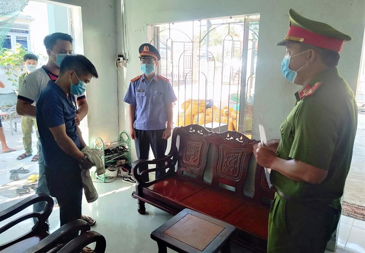 Công an khám xét khẩn cấp tại nhà đối tượng Hoàng.