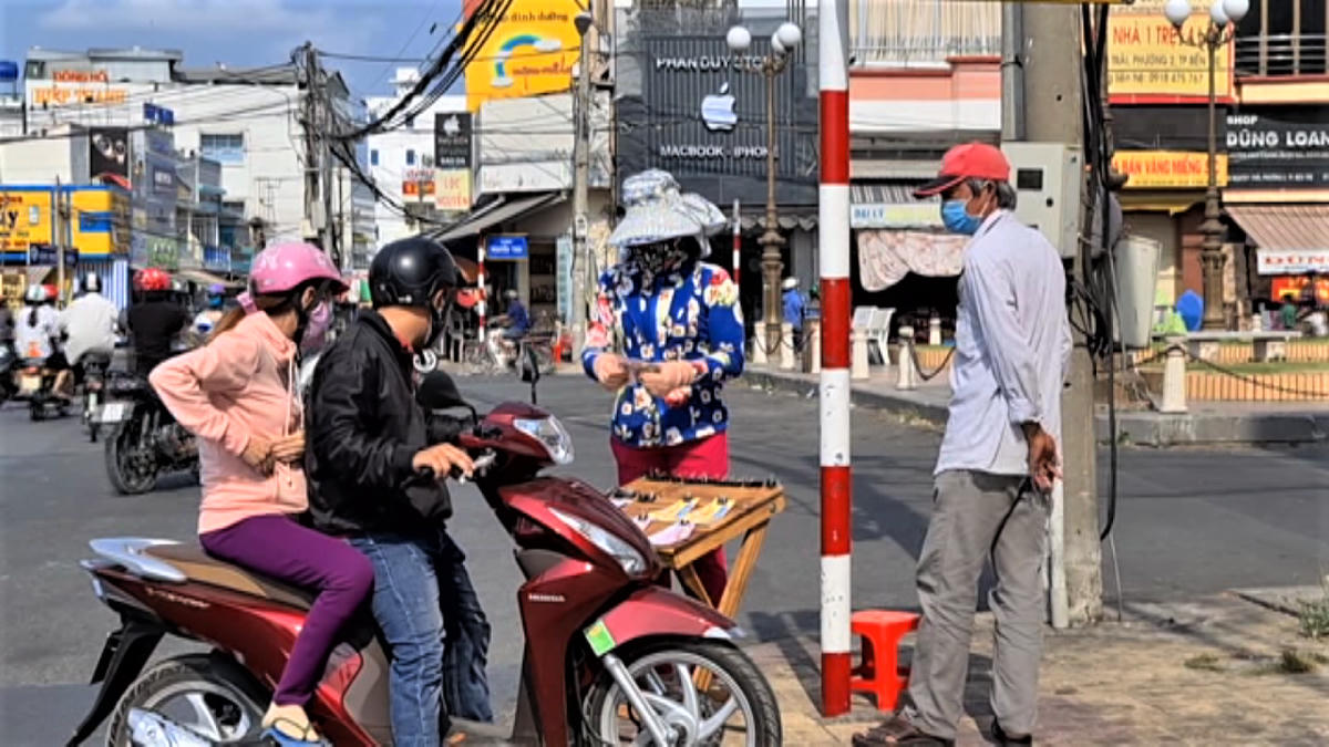 Một người bán vé số dạo trong những ngày nắng nóng