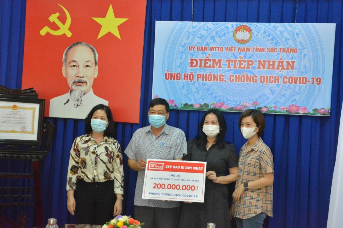 Đại diện Ủy ban MTTQ Việt Nam tỉnh Sóc Trăng tiếp nhận số tiền 200 triệu đồng từ Công ty Bao bì Duy Nhật ủng hộ.   