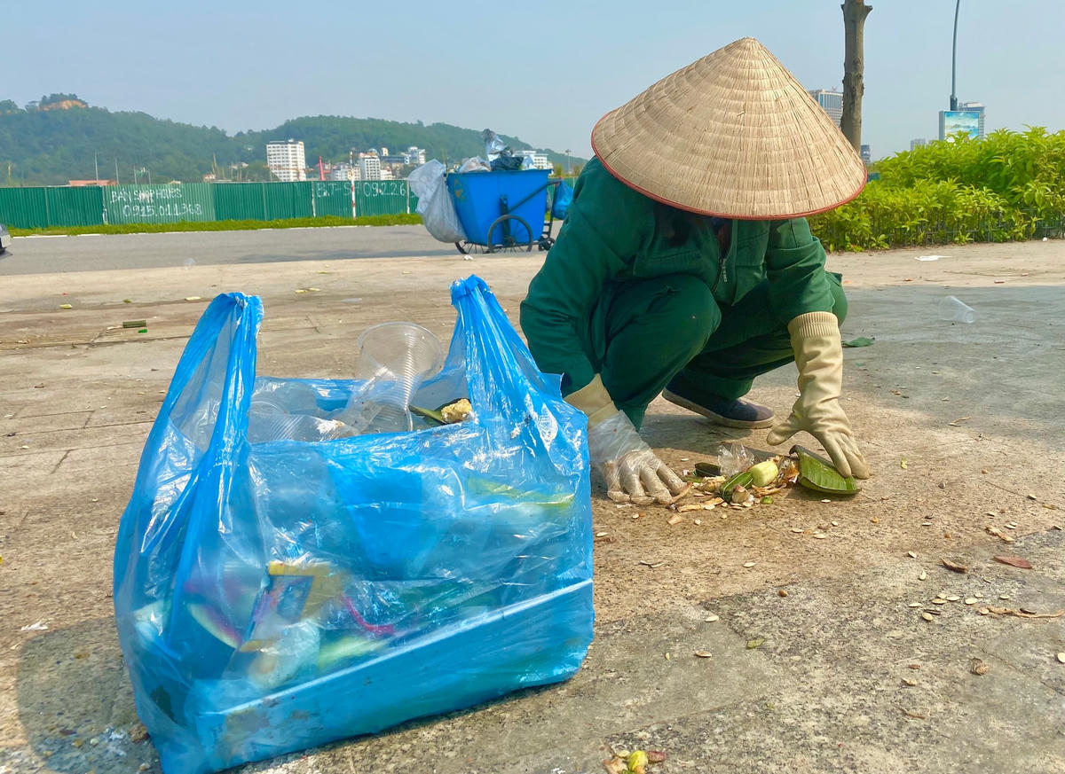 Nhân viên dọn vệ sinh phải rất vất vả để xử lý hậu quả do khách du lịch vô ý thức xả thải không đúng quy định.