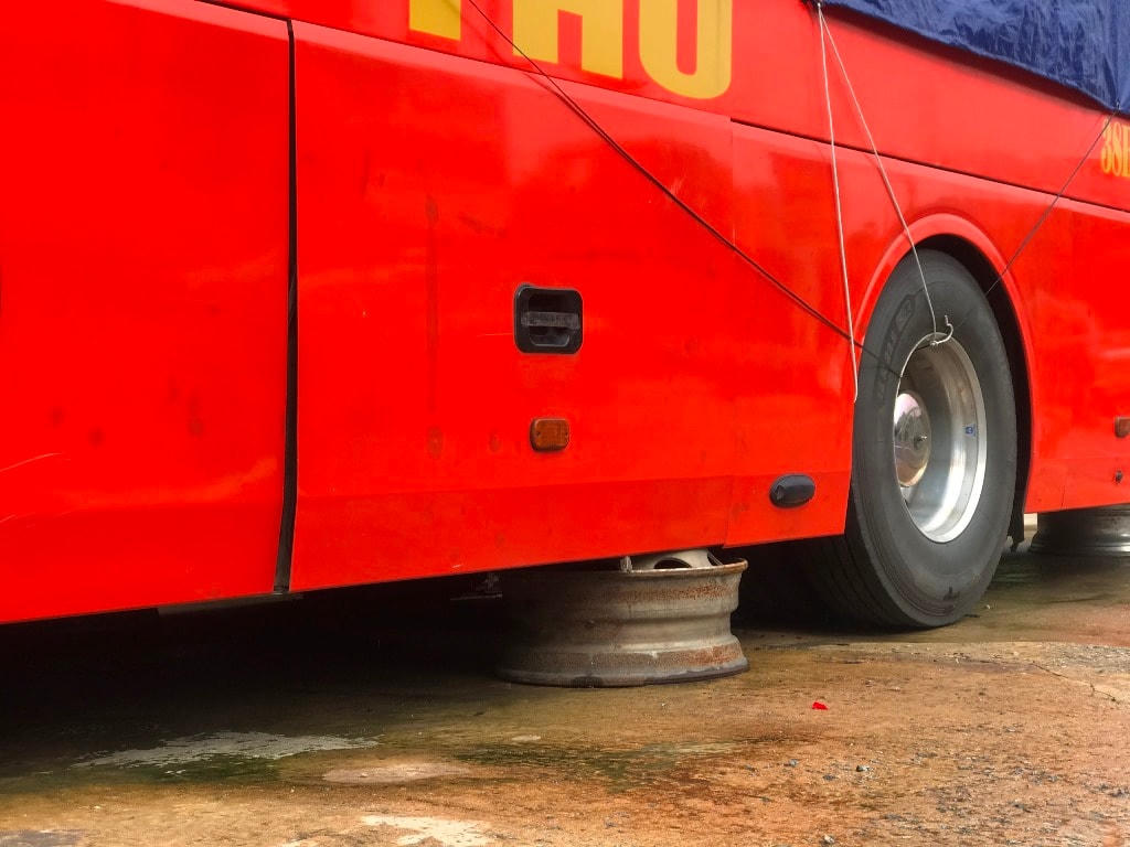 Xe xịt lốp, nhà xe phải kê lên để phòng hỏng xe.
