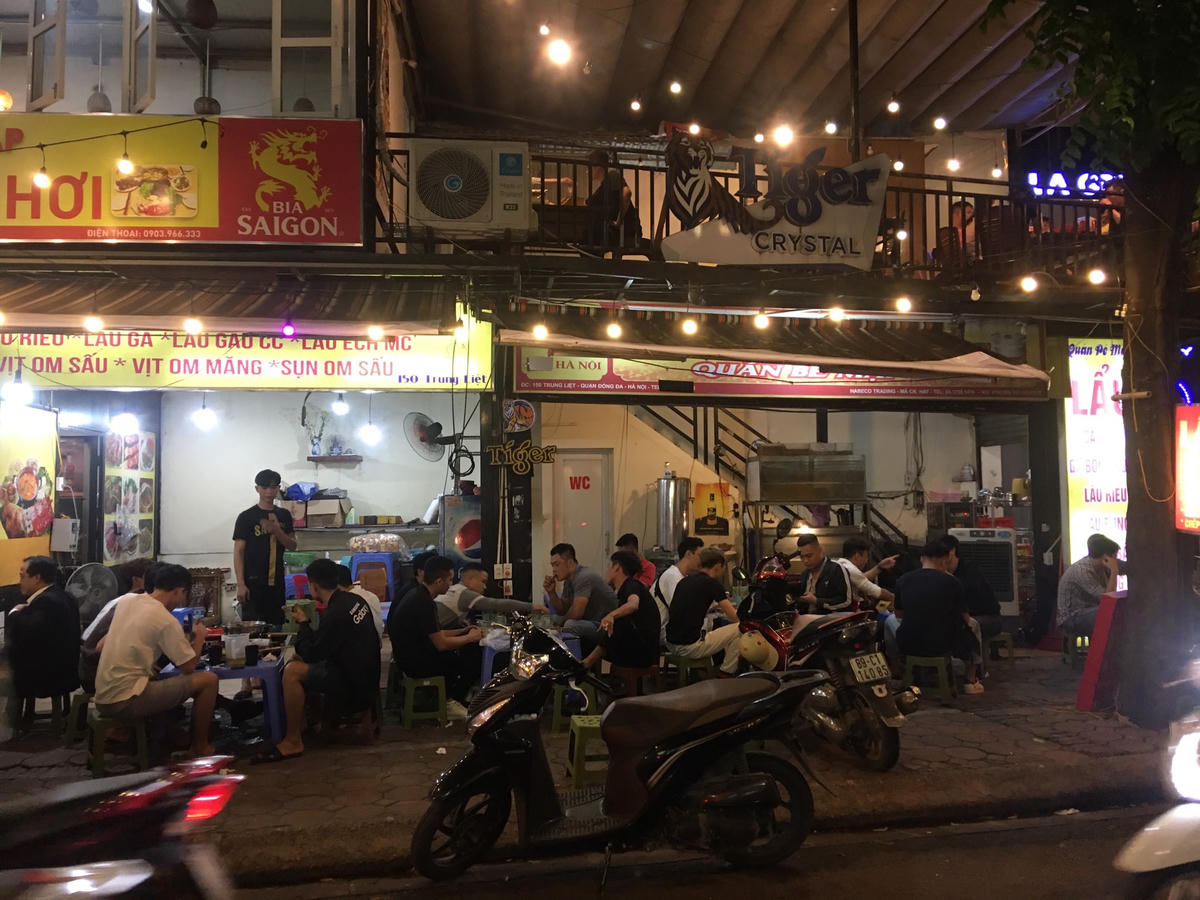Một quán ăn trên đường Nguyễn Văn Tuyết (Đống Đa, Hà Nội) không đảm bảo phòng dịch như không có tấm chắn giọt bắn, không thực hiện giãn cách...