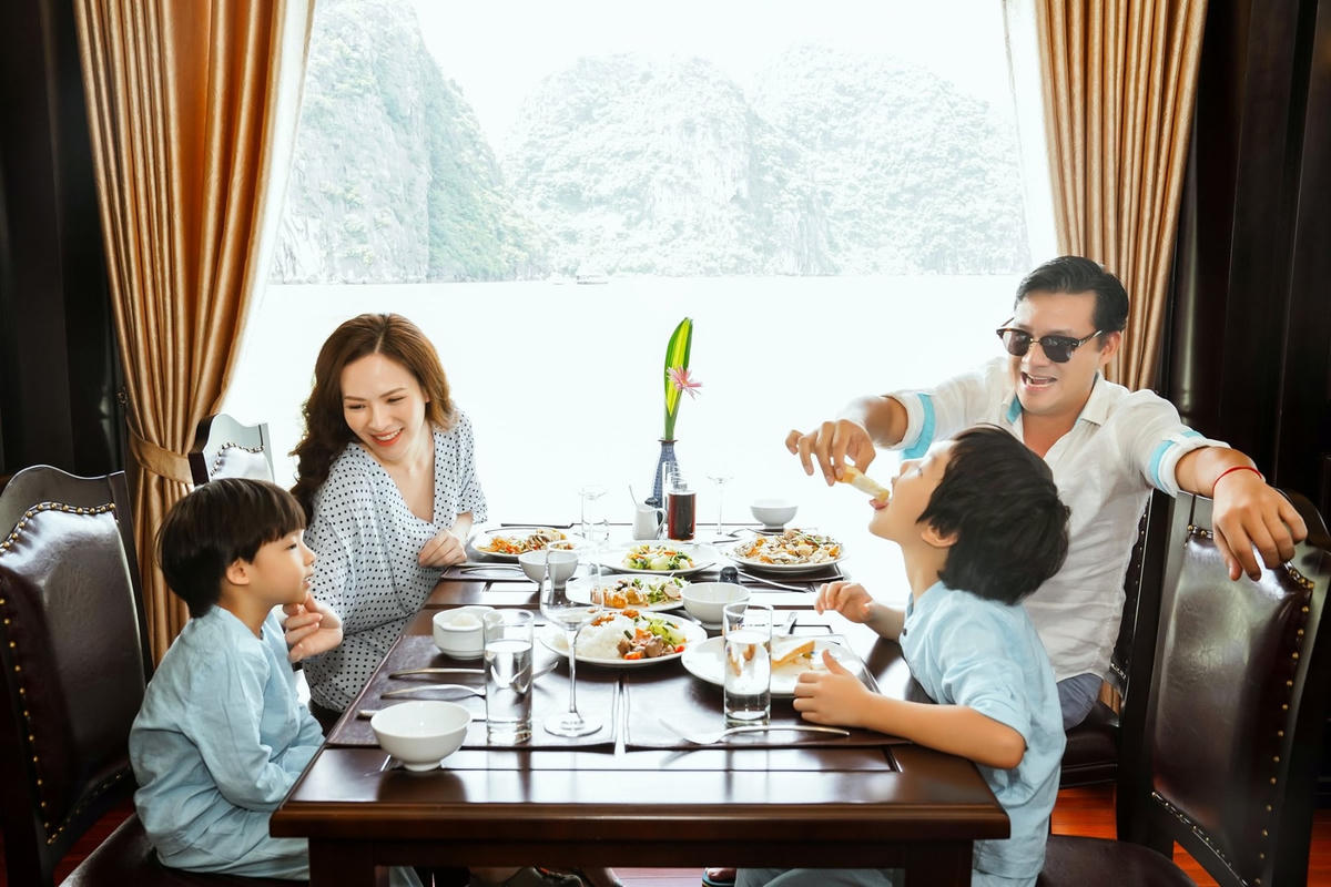 Đan Lê và đạo diễn Khải Anh hạnh phúc bên 2 con trai.