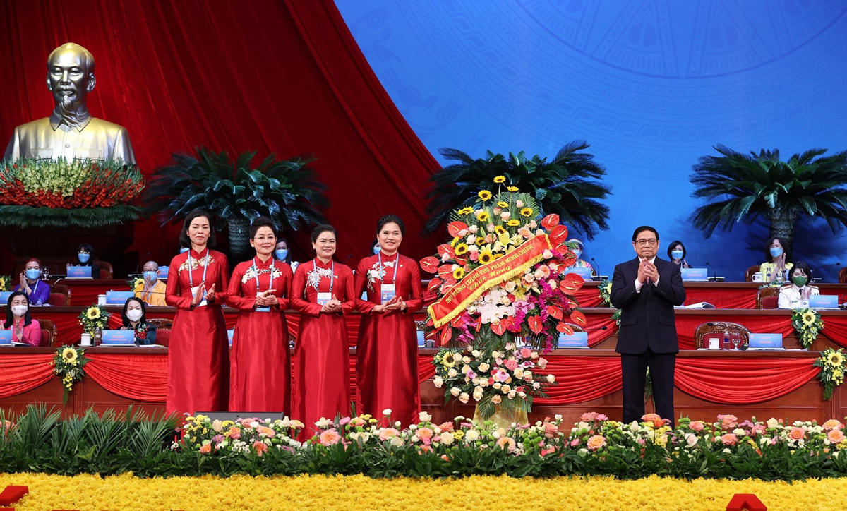 Thủ tướng Phạm Minh Chính tặng hoa chúc mừng Đại hội.