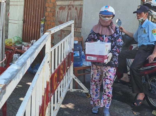 Một bà mẹ gửi sữa cho con gái làm điều dưỡng trong bệnh viện.