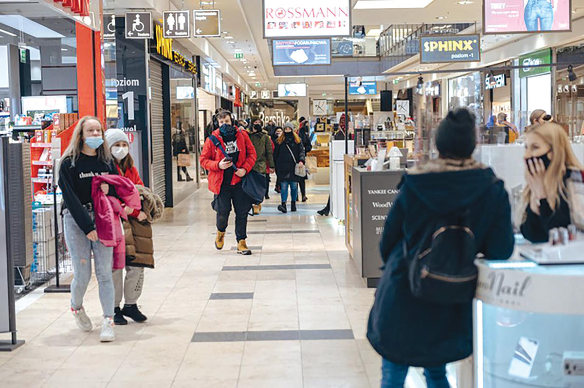 Người dân Ba Lan mua sắm tại một trung tâm thương mại ở TP Gdansk..