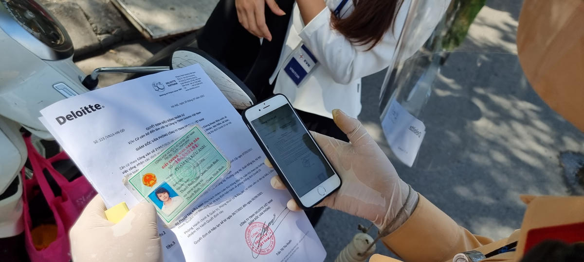Giấy đi đường có nhận diện thông qua mã QR Code. Ảnh: Nam Anh.