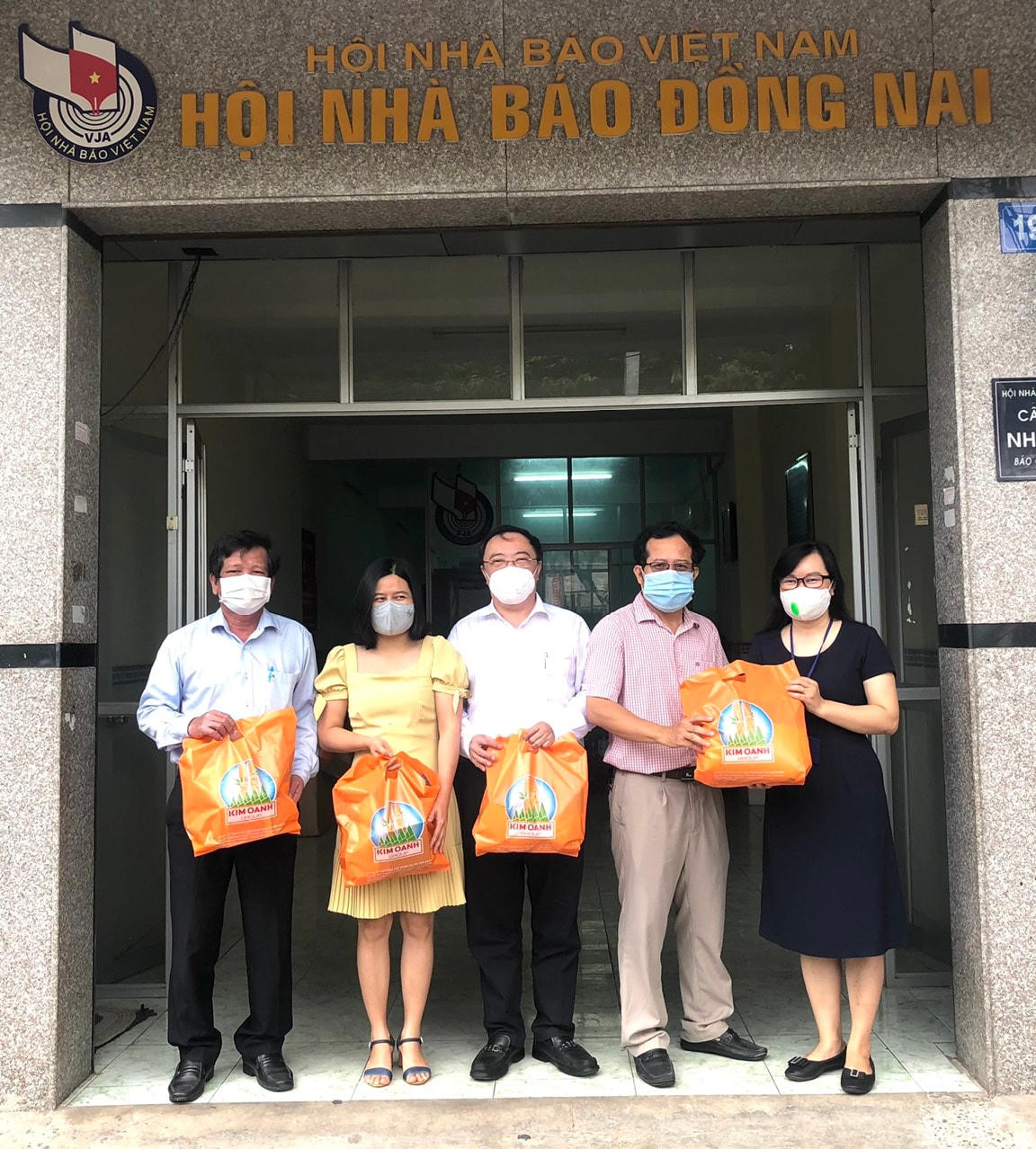 Trao tặng trang thiết bị phòng chống Covid-19 khi tác nghiệp cho phóng viên tại tỉnh Đồng Nai.