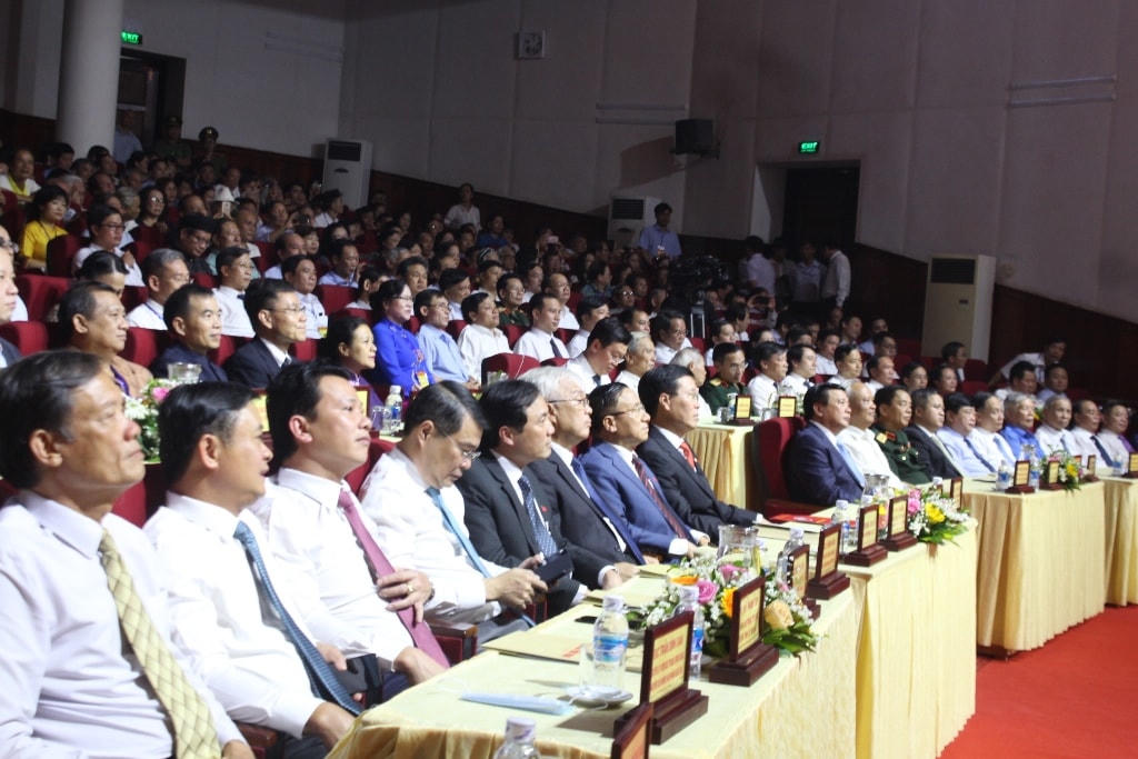 Đại biểu dự buổi lễ.