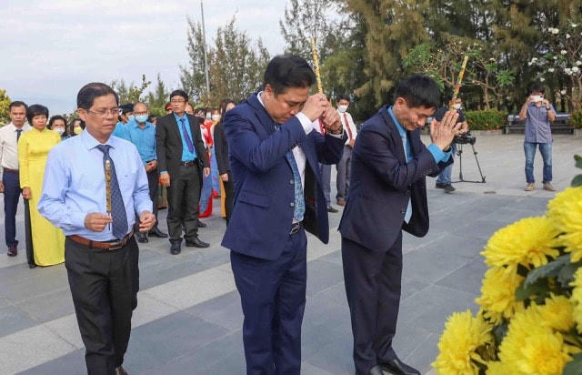 Lãnh đạo tỉnh Khánh Hòa dâng hương tại Khu tưởng niệm các liệt sỹ đã anh dũng hy sinh trên đảo Gạc Ma.
