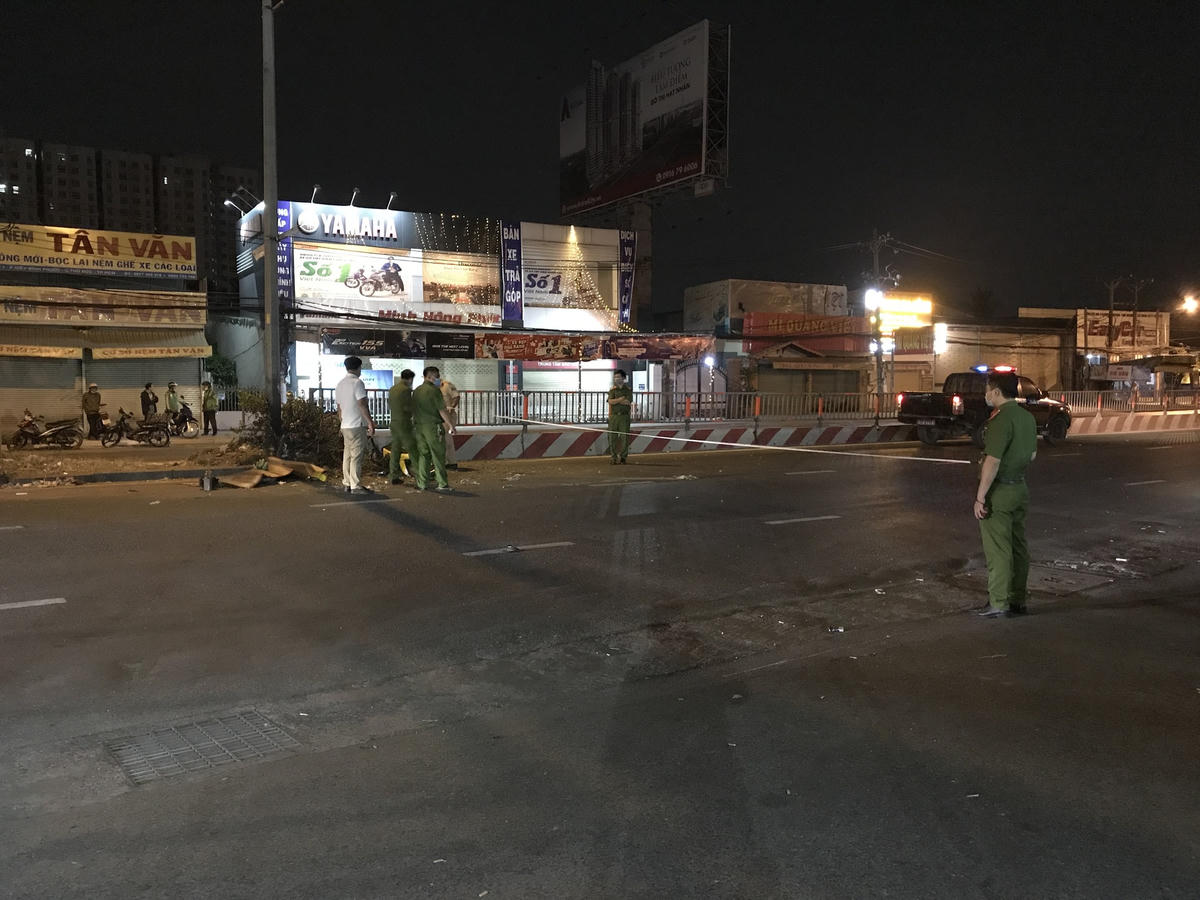 Công an khám nghiệm hiện trường - Ảnh: TL