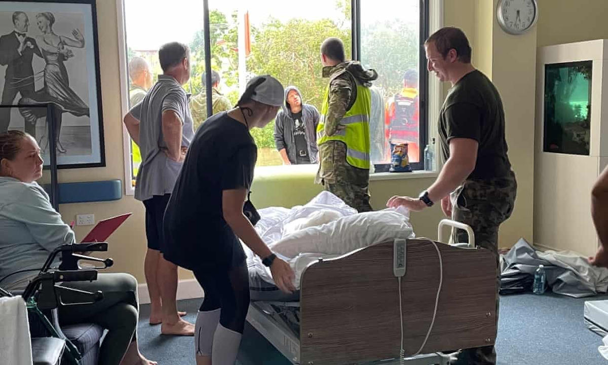 Quang cảnh phía bên trong trung tâm RSL LifeCare ở Lismore khi các cư dân được giải cứu. Ảnh: Billy Curry.