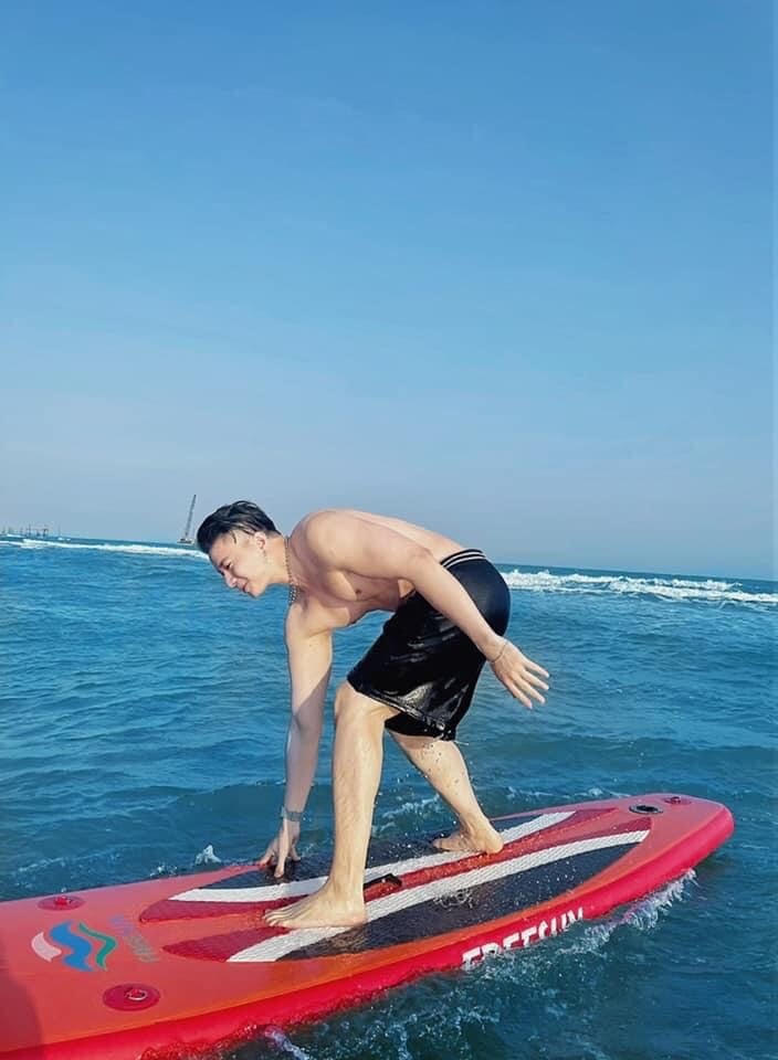 S.T Sơn Thạch bày tỏ niềm yêu thích với bộ môn lướt sóng với câu thơ chế từ bài thơ “Sóng” của thi sĩ Xuân Quỳnh: “Sóng bắt đầu từ gió/Gió bắt đầu từ đâu/Anh cũng không biết nữa/Khi nào ta.... không bị té sấp mặt nữa đây trời ơi là trời”.