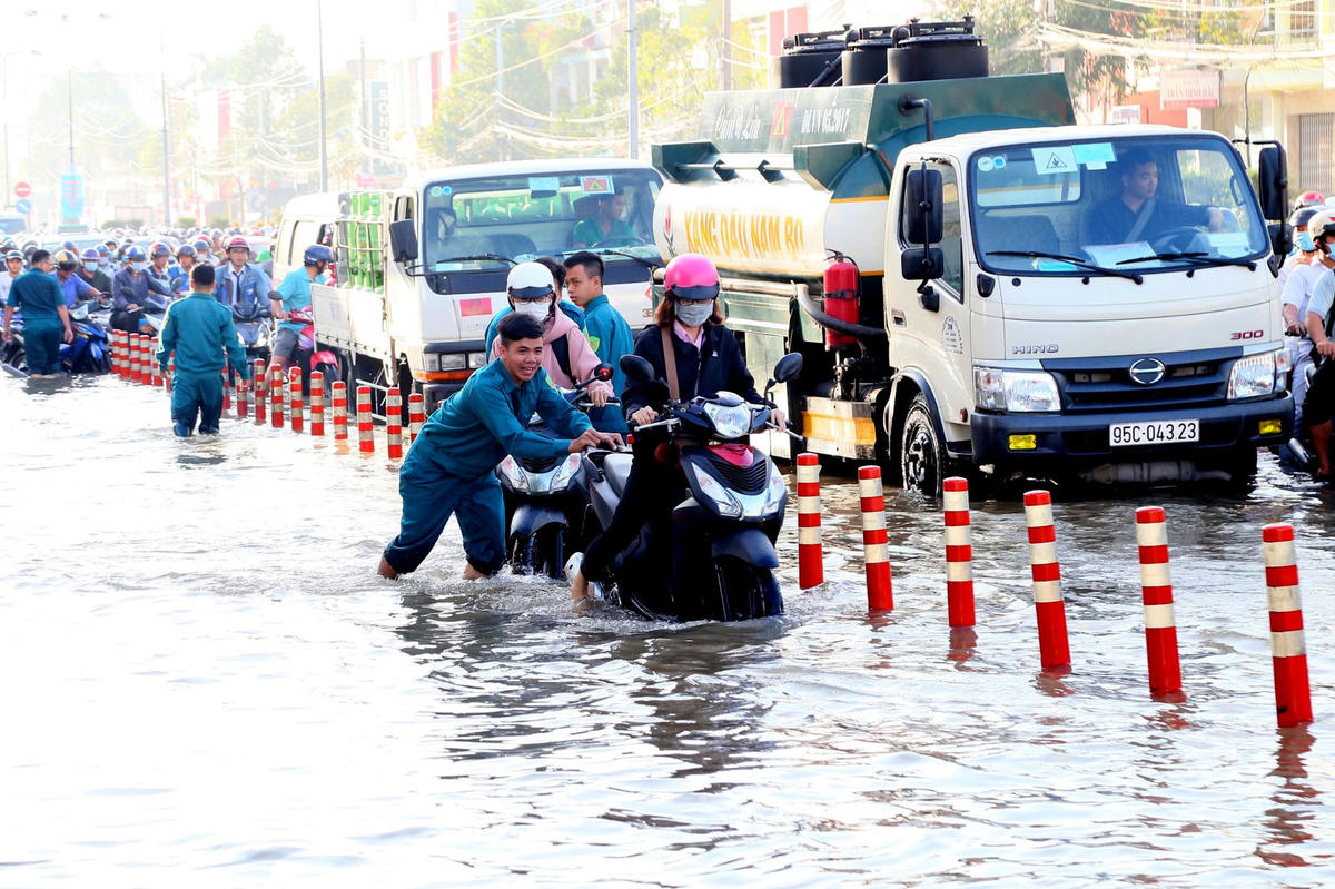 Cần Thơ: Triều cường kỷ lục khiến nhiều tuyến đường thành sông