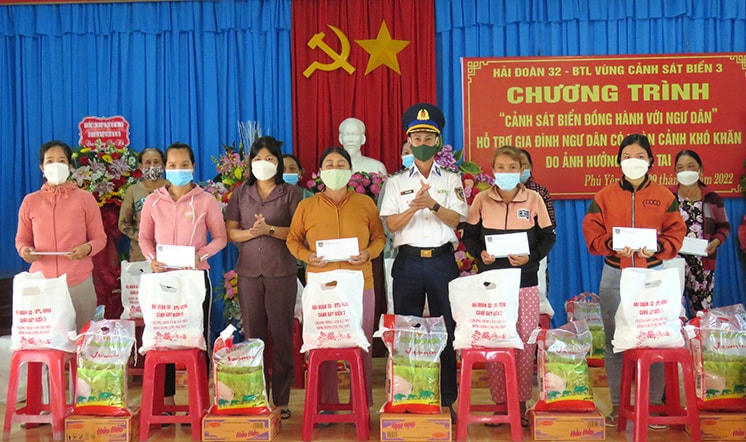 Bà Lê Thị Ngọc Hoa, Phó Trưởng Ban Dân vận Tỉnh ủy Phú Yên và Trung tá Bùi Vĩnh Trân, Chính ủy Hải đoàn 32 - Bộ Tư lệnh Vùng cảnh sát biển 3,  trao quà cho bà con ngư dân xã An Phú (TP Tuy Hòa).