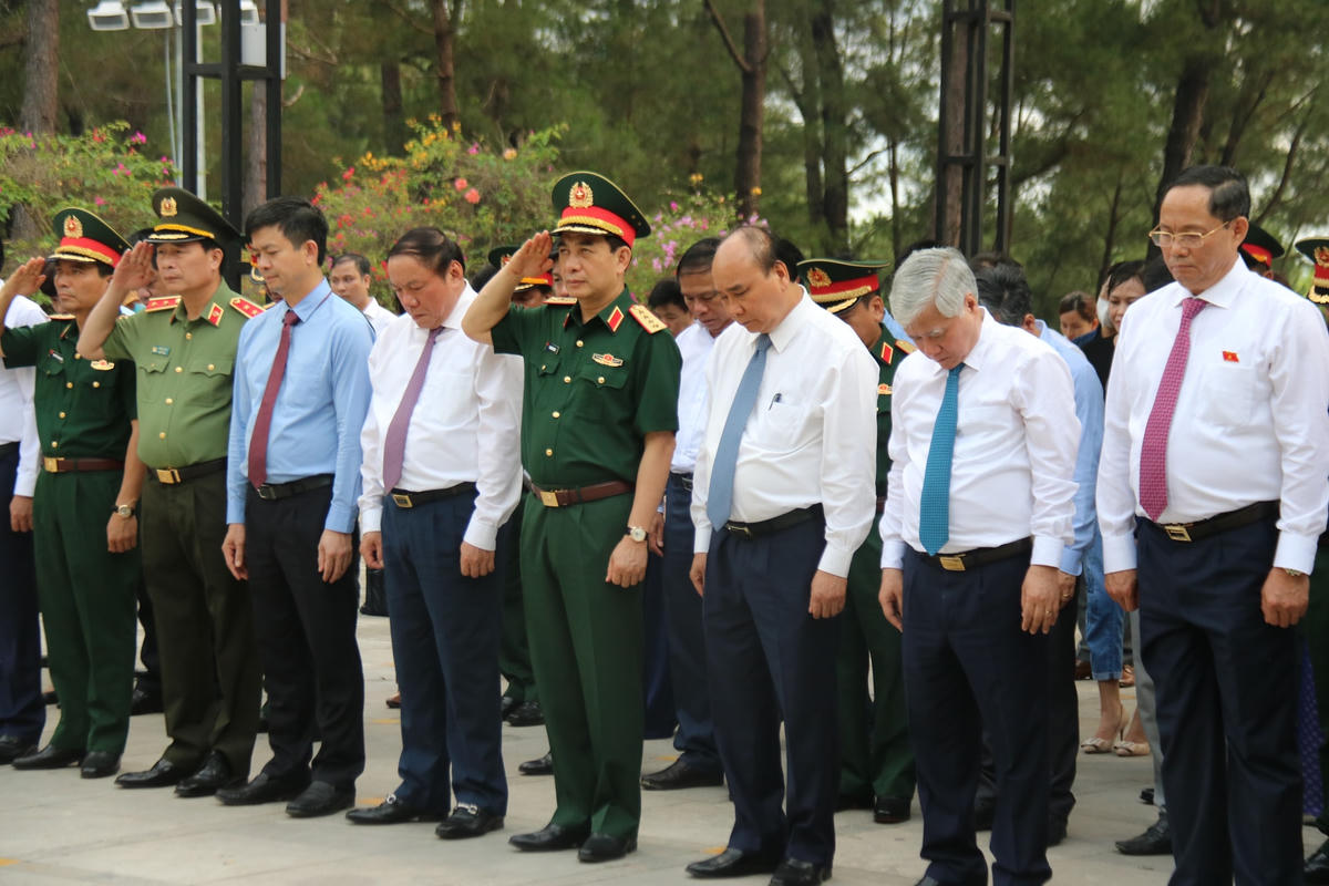 Thực hiện nghi thức phút mạc niệm…