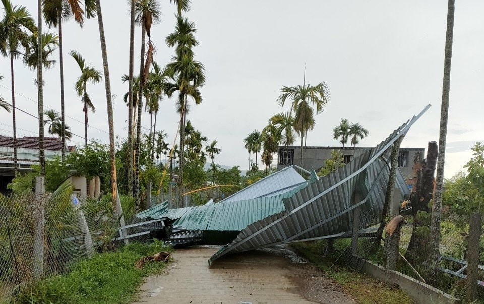 Nhà dân bị tốc mái tôn.