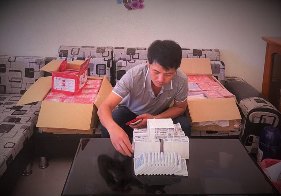 Thầy Vỹ chuẩn bị nhiều bao lì xì cho học sinh.
