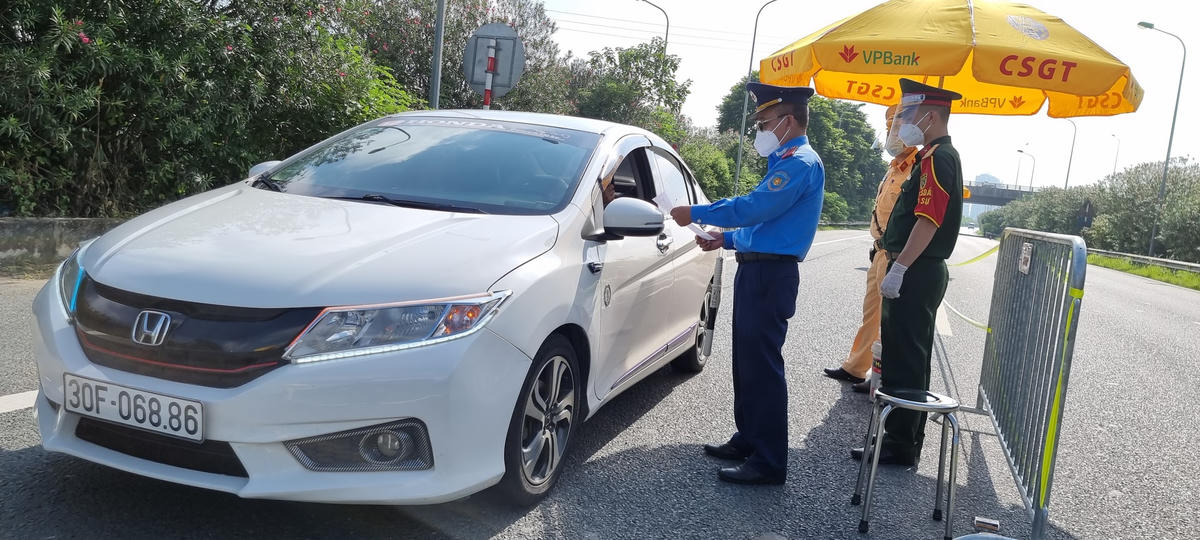 Chốt kiểm soát trên Đại lộ Thăng Long. Ảnh: Nam Anh.