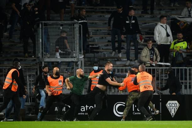 Khán giả giải Ligue 1 lần thứ 3 gây hỗn loạn từ khi Messi đến thi đấu