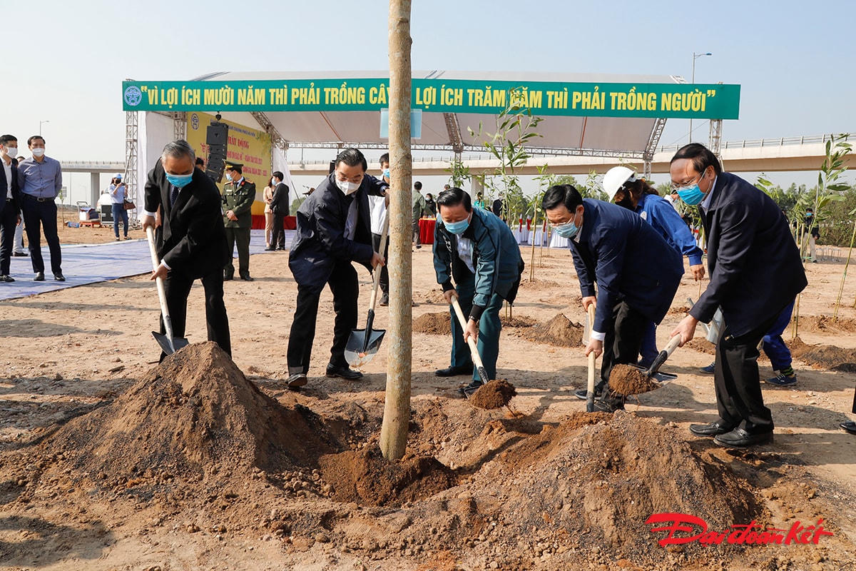 Lãnh đạo Đảng và nhà nước cùng lãnh đạo TP Hà Nội tham gia trồng cây trong buổi Lễ phát động Tết trồng cây.