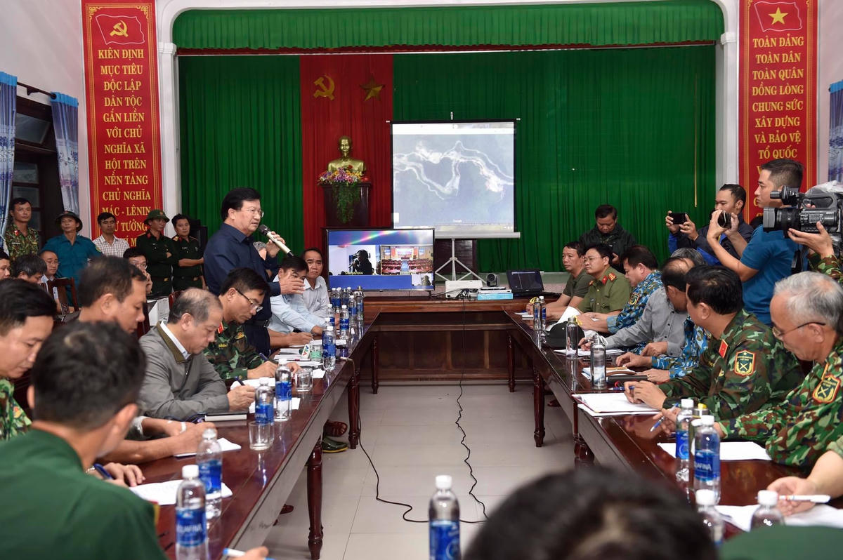 Phó Thủ tướng phát biểu tại cuộc họp khẩn với các lực lượng cứu hộ, cứu nạn. Ảnh: VGP/Nhật Bắc.