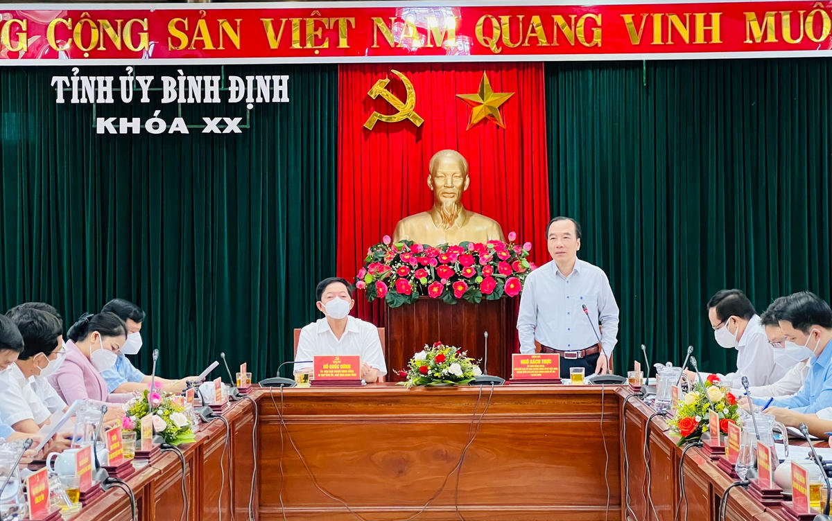Đoàn công tác làm việc với Thường trực Tỉnh ủy Bình Định.