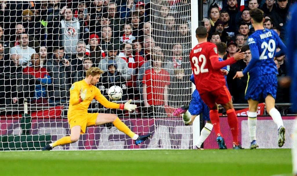 Thủ thành Kelleher vẫn được HLV Klopp tin tưởng trao suất bắt chính ở Liverpool, anh sớm tỏa sáng với pha cứu thua xuất sắc sau cú dứt điểm ở cự ly gần của Mount.