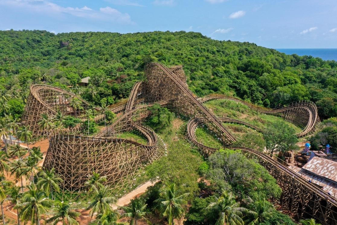 Trò chơi này được đánh giá là “một trong những tàu lượn siêu tốc bằng gỗ có thiết kế lắt léo nhất thế giới”.