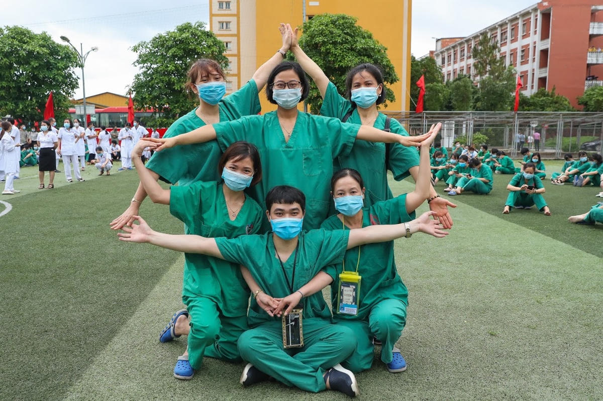 Nhân viên y tế Bệnh viện Việt Nam - Thuỵ Điển Uông Bí (Quảng Ninh) thể hiện quyết tâm khi lên đường đi Bắc Giang hỗ trợ chống dịch Covid-19, sáng ngày 15/5/2021. Ảnh: Quang Vinh.