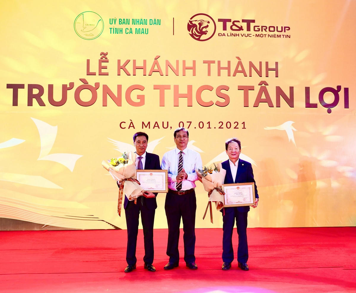 Ông Trần Hồng Quân, Ủy viên Ban Thường vụ Tỉnh ủy, Phó Chủ tịch UBND tỉnh Cà Mau trao tặng Bằng khen của Chủ tịch UBND tỉnh Cà Mau cho Tập đoàn T&T Group và cá nhân doanh nhân Đỗ Quang Hiển.
