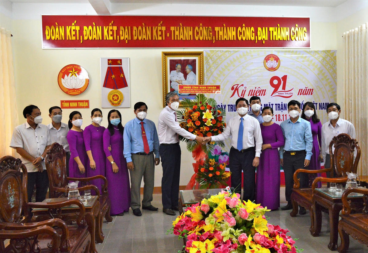 Ông Trần Quốc Nam, Chủ tịch UBND tỉnh Ninh tặng hoa, chúc mừng Ủy ban MTTQ Việt Nam tỉnh.