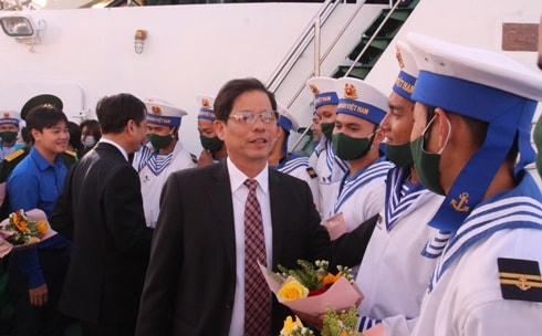 Ông Nguyễn Tấn Tuân, Phó Bí thư Tỉnh ủy, Chủ tịch UBND tỉnh Khánh Hòa, tặng hoa cho các chiến sỹ ra làm nhiệm vụ.